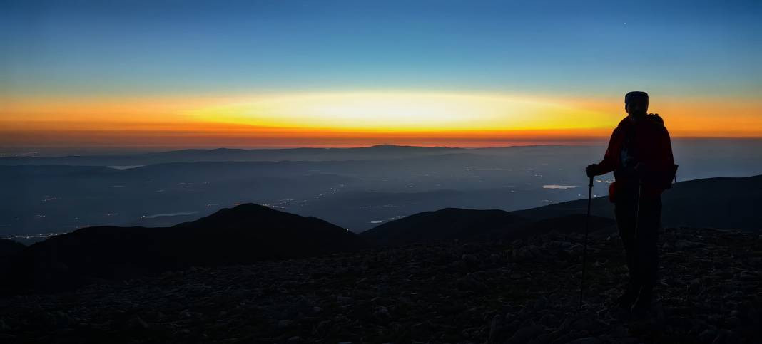 Uludağ’ın zirvesinde görüntülendi: Gün doğumu ve ayın batışı aynı karede - Resim: 16